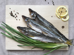 Рыцарское мясо олень: Корюшка вяленая с икрой