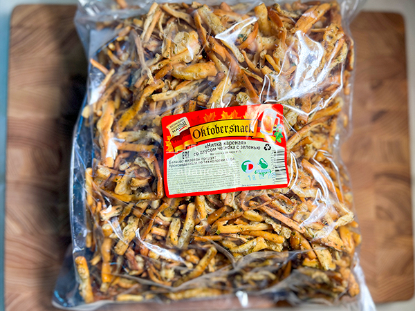 Нитка ЖАРЕНАЯ "Чеснок с зеленью" Oktobersnack 1 кг (сырный продукт) в Ельце